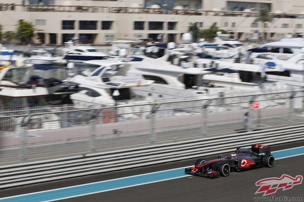 Jenson Button junto a los barcos atracados al lado del Yas Marina