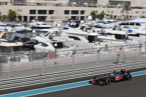 Jenson Button junto a los barcos atracados al lado del Yas Marina