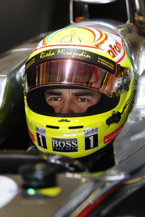 Sergio Pérez se concentra en el interior del McLaren poco antes de salir a pista