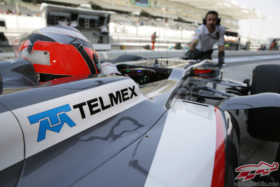 Los mecánicos de Sauber introducen a Nico Hülkenberg en el box