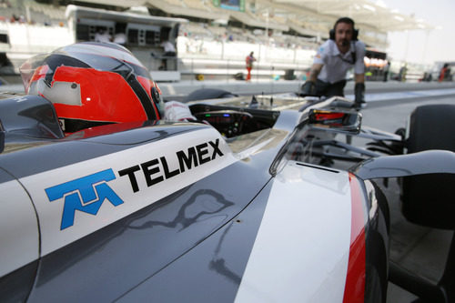 Los mecánicos de Sauber introducen a Nico Hülkenberg en el box