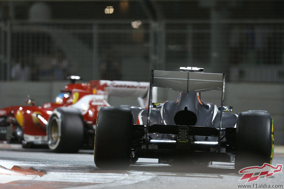 Esteban Gutiérrez persigue a uno de los Ferrari en Abu Dabi