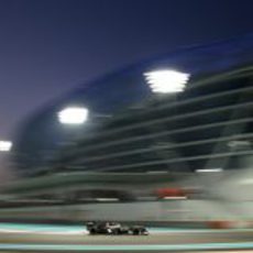 Esteban Gutiérrez al caer la noche sobre Yas Marina