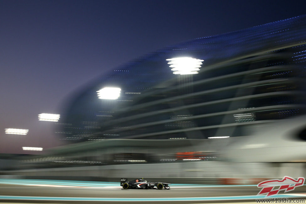 Esteban Gutiérrez al caer la noche sobre Yas Marina