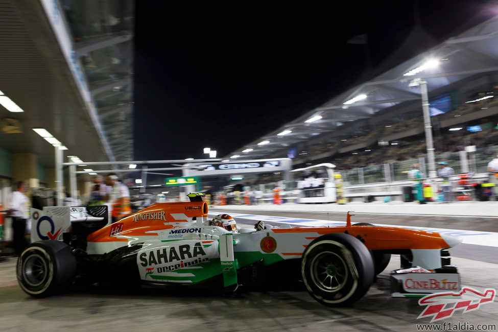 Adrian Sutil sale del box con el neumático medio