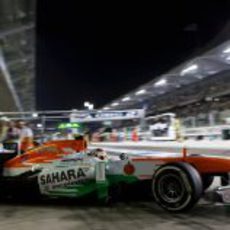 Adrian Sutil sale del box con el neumático medio