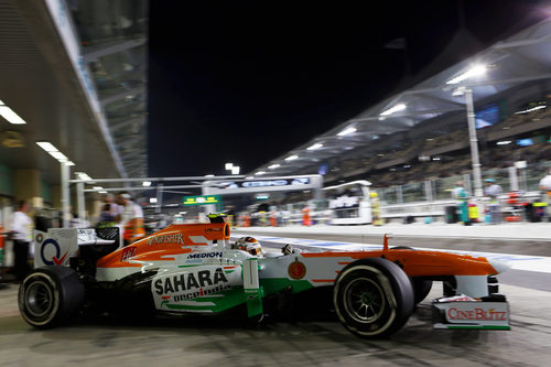 Adrian Sutil sale del box con el neumático medio