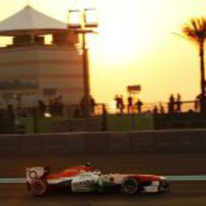 Paul di Resta con el Force India mientras atardece en Abu Dabi