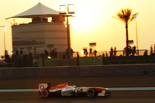 Paul di Resta con el Force India mientras atardece en Abu Dabi