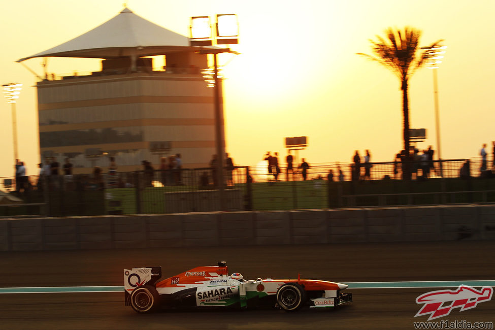 Paul di Resta con el Force India mientras atardece en Abu Dabi