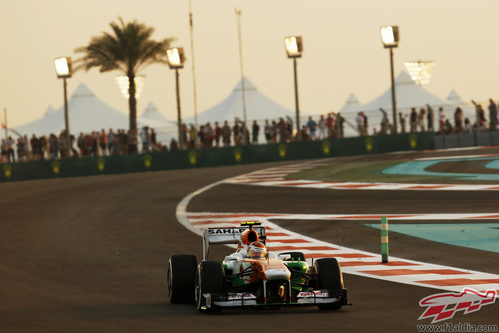 Adrian Sutil en el primer sector del Yas Marina