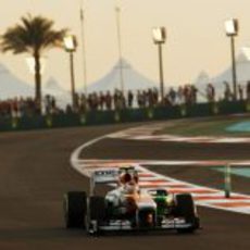 Adrian Sutil en el primer sector del Yas Marina