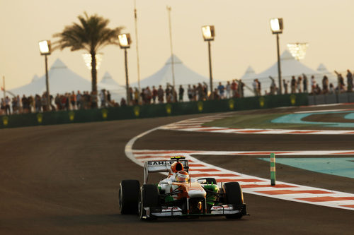 Adrian Sutil en el primer sector del Yas Marina