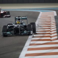 Lewis Hamilton afronta una recta en Abu Dabi