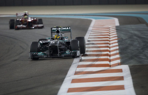 Lewis Hamilton afronta una recta en Abu Dabi