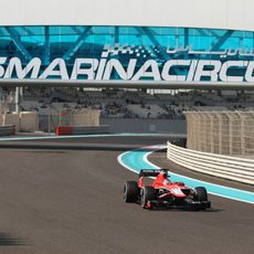 Jules Bianchi avanza en el trazado de Yas Marina