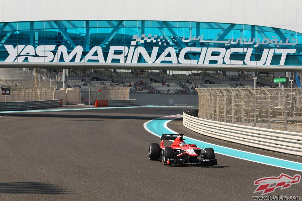 Jules Bianchi avanza en el trazado de Yas Marina