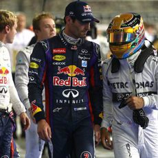 Mark Webber charla con Lewis Hamilton tras la clasificación