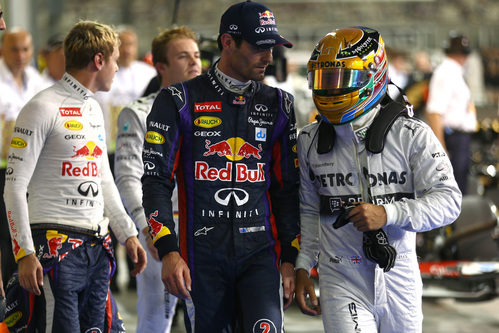 Mark Webber charla con Lewis Hamilton tras la clasificación