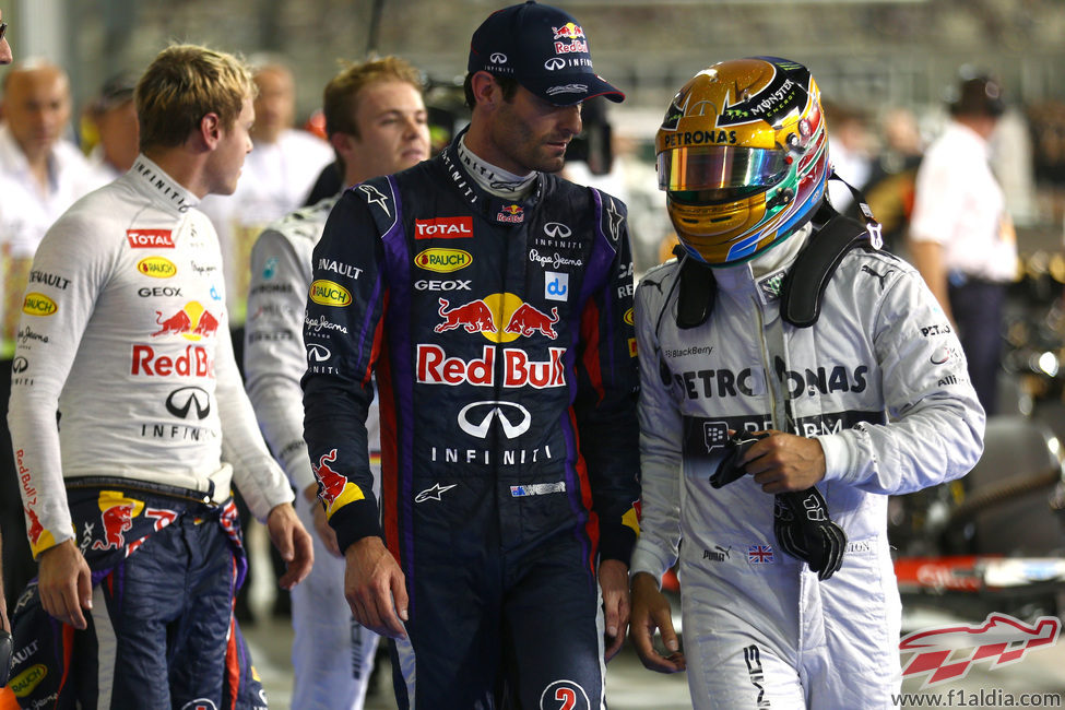 Mark Webber charla con Lewis Hamilton tras la clasificación