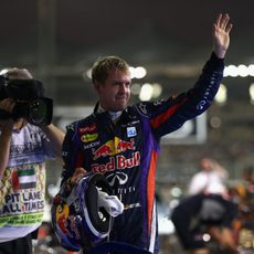 Sebastian Vettel saluda a los aficionados