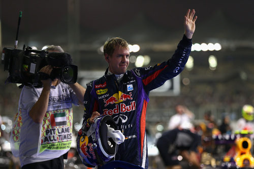 Sebastian Vettel saluda a los aficionados
