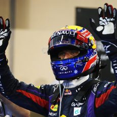 Mark Webber saluda tras la pole