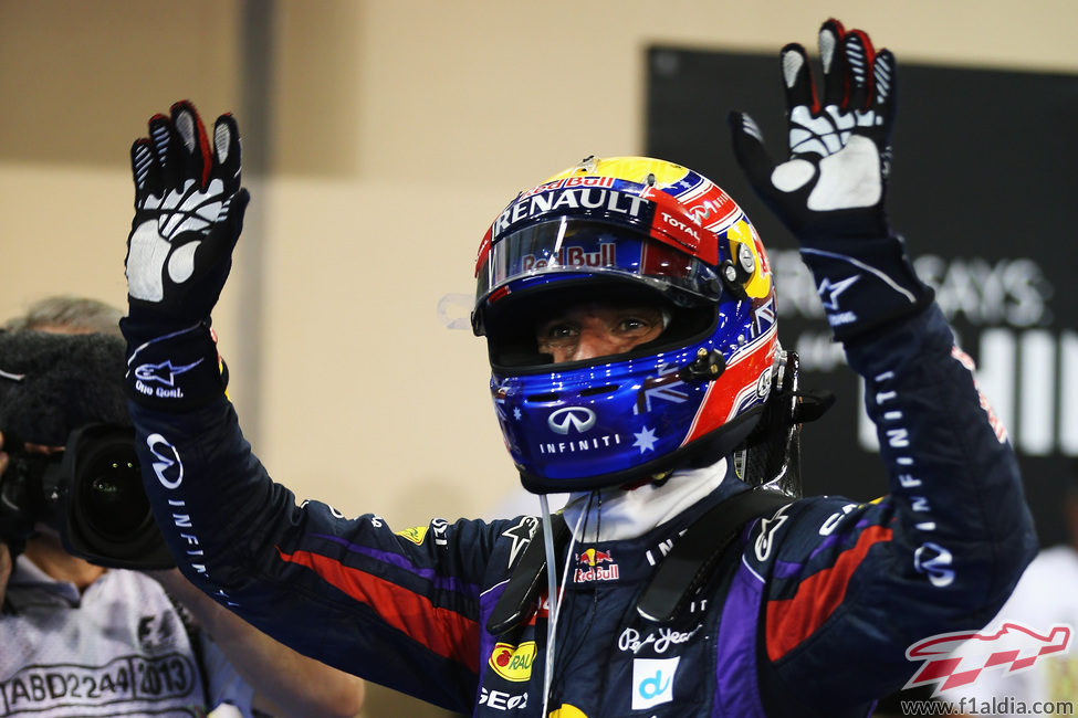 Mark Webber saluda tras la pole