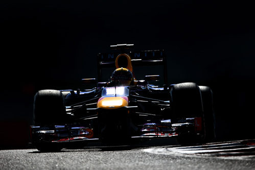 Sebastian Vettel emerge de las sombras