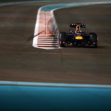 Sebastian Vettel avanza en el sector 2 de Yas Marina