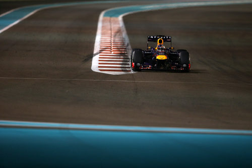 Sebastian Vettel avanza en el sector 2 de Yas Marina