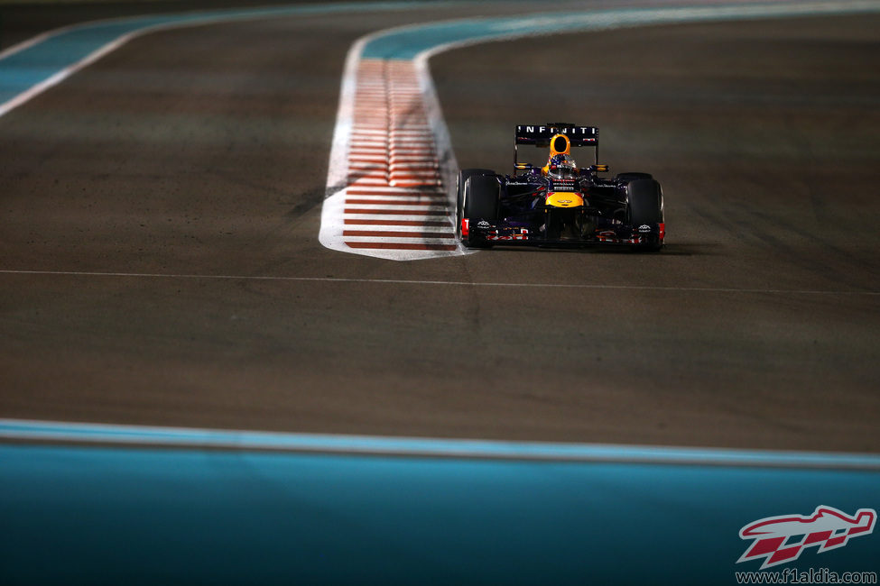 Sebastian Vettel avanza en el sector 2 de Yas Marina