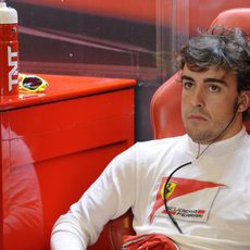 Seriedad en el rostro de Fernando Alonso