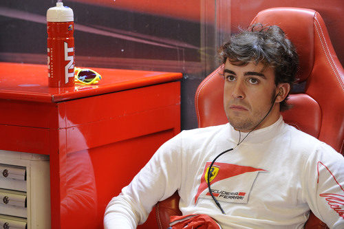 Seriedad en el rostro de Fernando Alonso