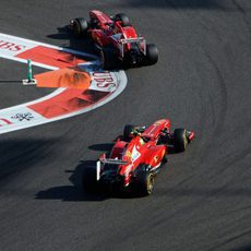 Fernando Alonso y Felipe Massa avanzan en Abu Dabi