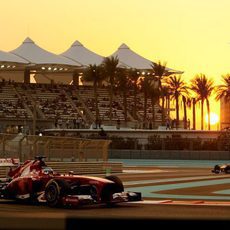 Fernando Alonso rueda en el atardecer