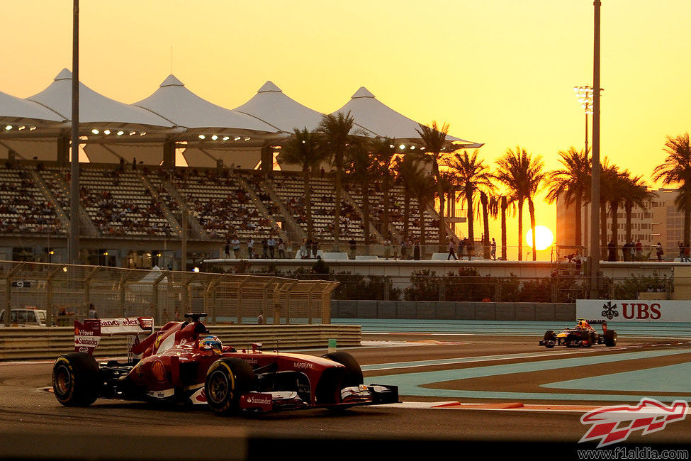 Fernando Alonso rueda en el atardecer