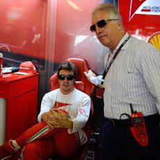 Piero Ferrari en el box de la scuderia junto a Fernando Alonso