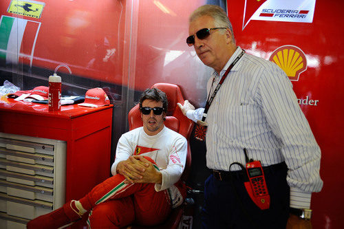 Piero Ferrari en el box de la scuderia junto a Fernando Alonso