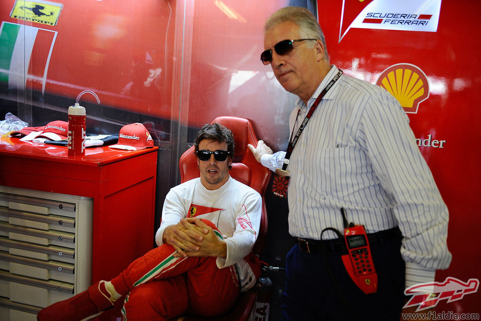 Piero Ferrari en el box de la scuderia junto a Fernando Alonso