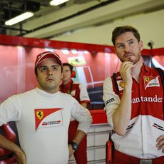 Felipe Massa y Rob Smedley en el box de Ferrari