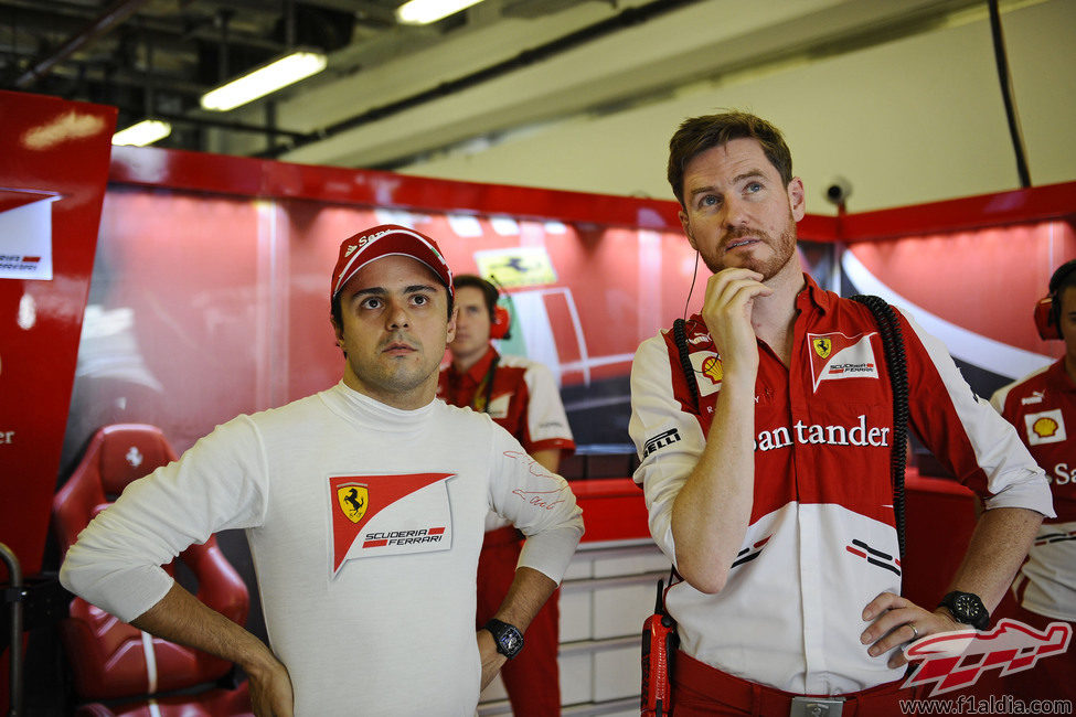 Felipe Massa y Rob Smedley en el box de Ferrari