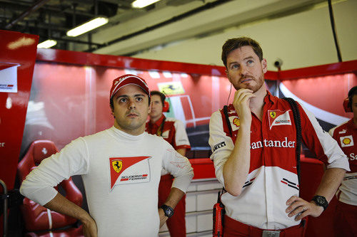 Felipe Massa y Rob Smedley en el box de Ferrari