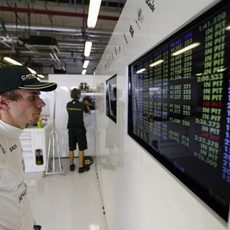 Charles Pic observa los tiempos en el box de Caterham