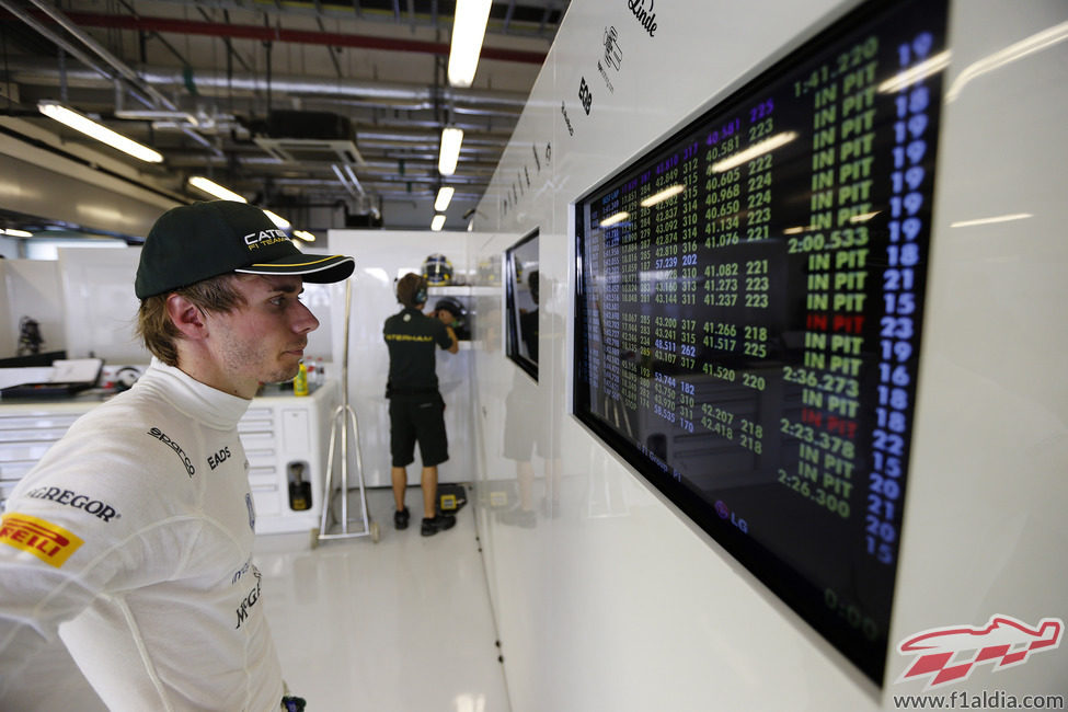 Charles Pic observa los tiempos en el box de Caterham