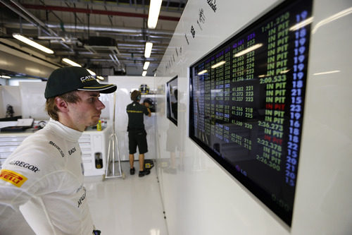 Charles Pic observa los tiempos en el box de Caterham