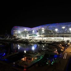 Vista nocturna del circuito de Yas Marina