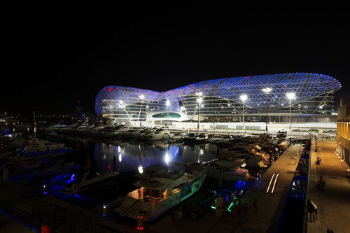 Vista nocturna del circuito de Yas Marina