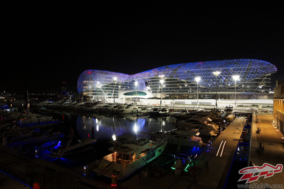 Vista nocturna del circuito de Yas Marina