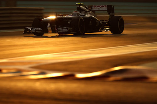 Atardecer en Yas Marina para Valtteri Bottas